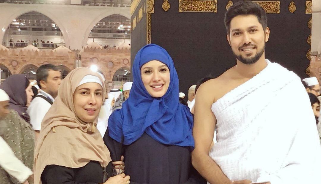 Mehwish Hayat performs Umrah--shares photo from Holy Kaaba