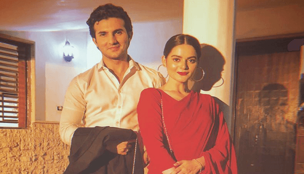 This cute exchange between Nand fans & Shahroz Sabzwari is the best thing you'll see today